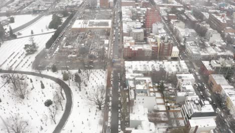 Vorstadt-Von-Brooklyn-Auf-Dem-Wasser-Im-Wintersturm,-Luftbild-4k-New-York