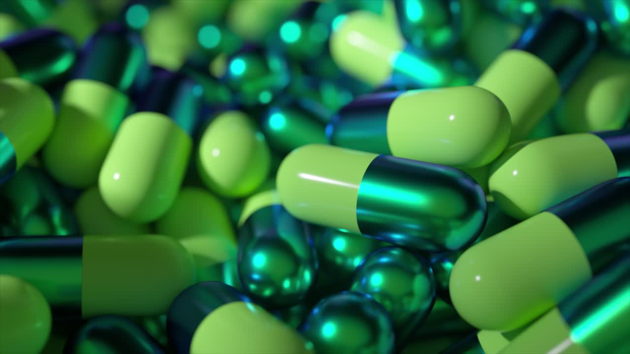 primer plano de pastillas brillantes verdes y azules