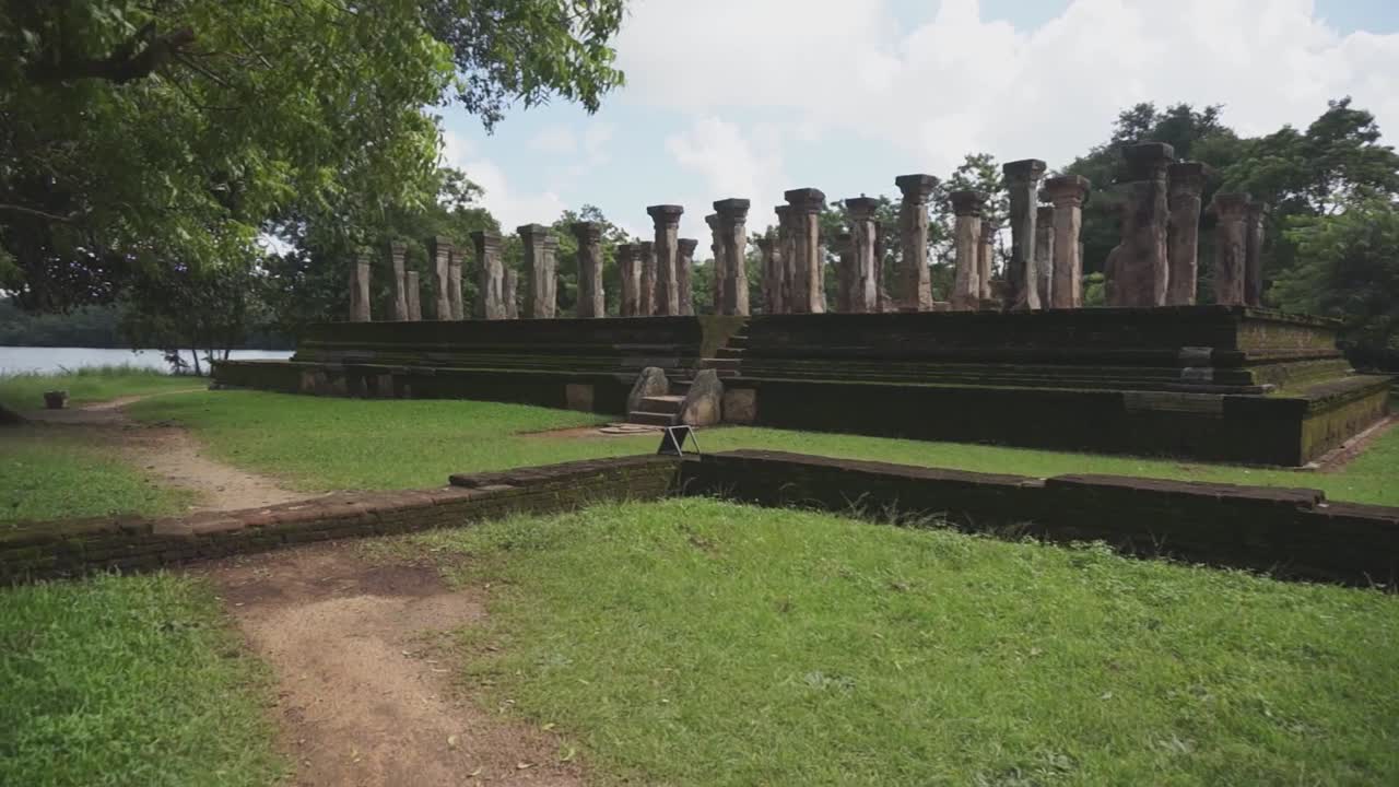 푸른 잔디로 둘러싸인 사원 경내를 천천히 이동합니다.