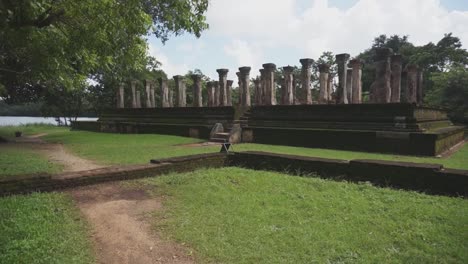 panorámica lenta a través de los terrenos del templo rodeados de hierba verde