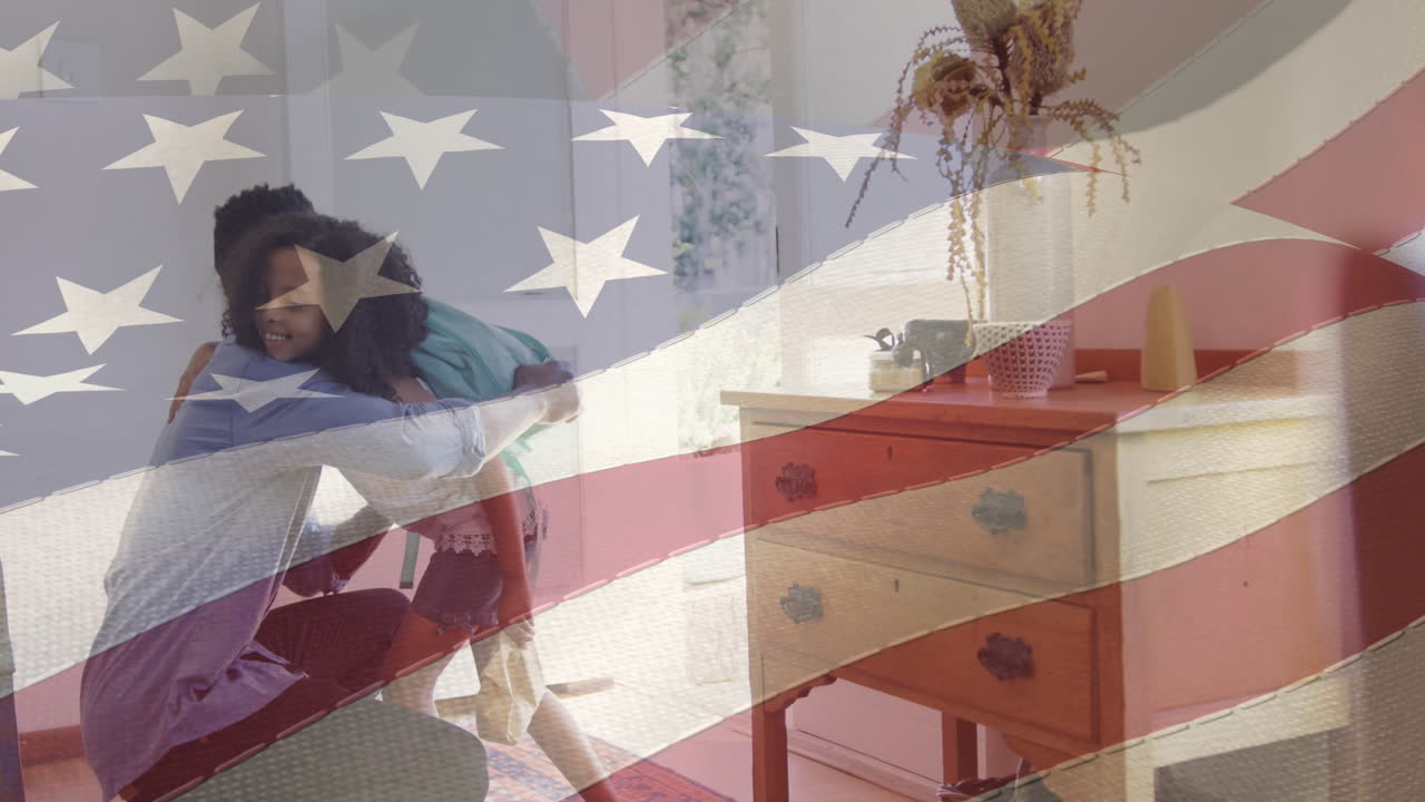 animación de la bandera de los estados unidos de américa sobre un padre y una hija afroamericanos abrazados