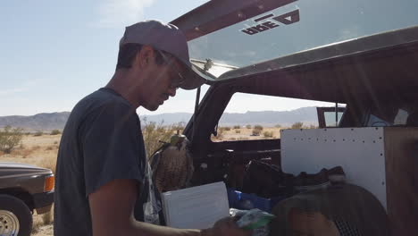 cetrero preparándose en el desierto para entrenar a su ave de rapiña