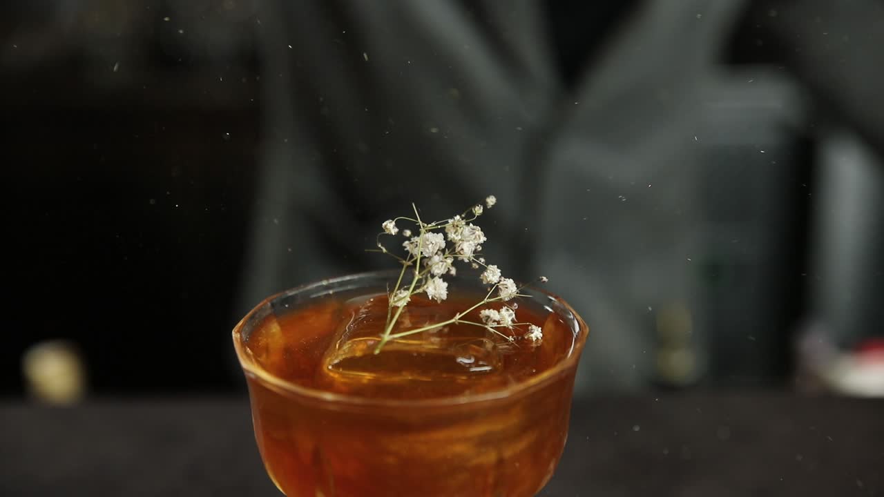 el camarero preparando un cóctel.