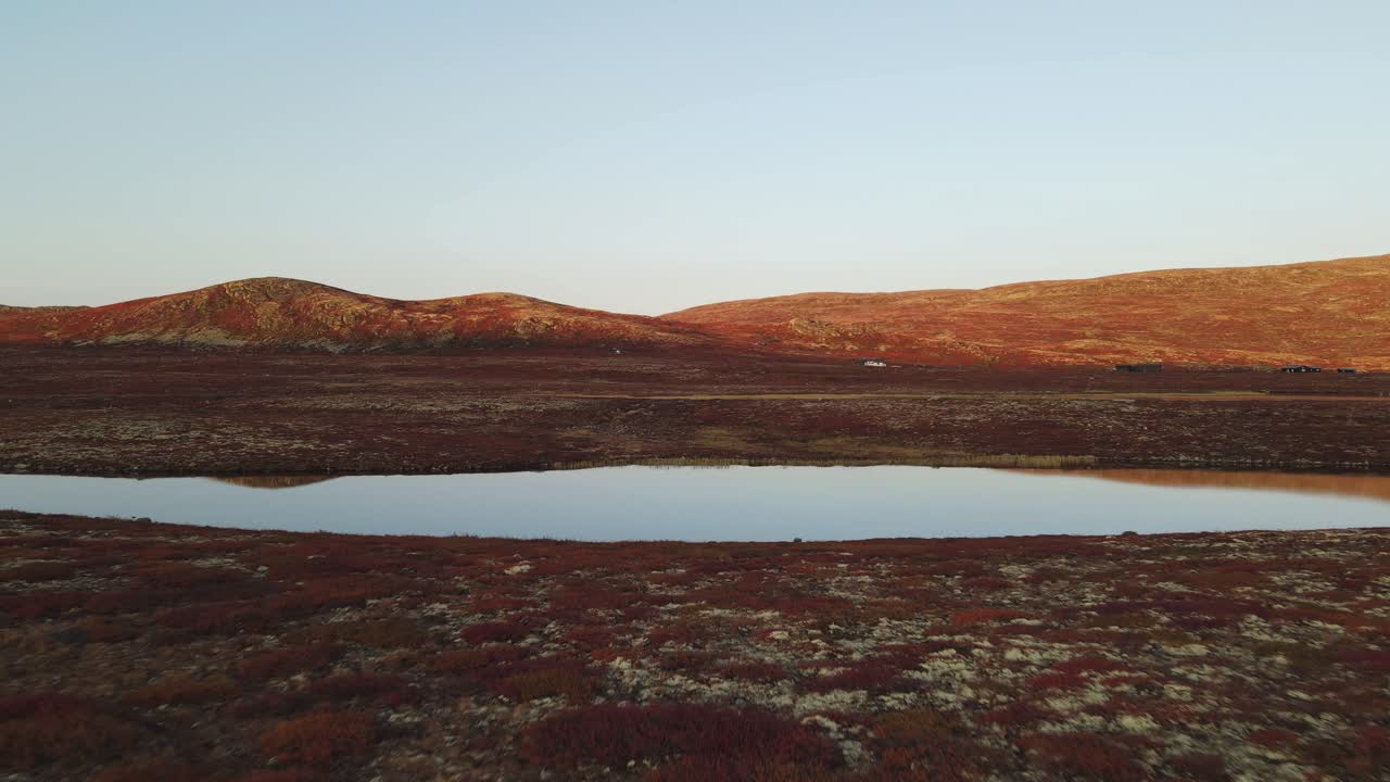 zona montañosa con lagos en el sur de noruega al atardecer