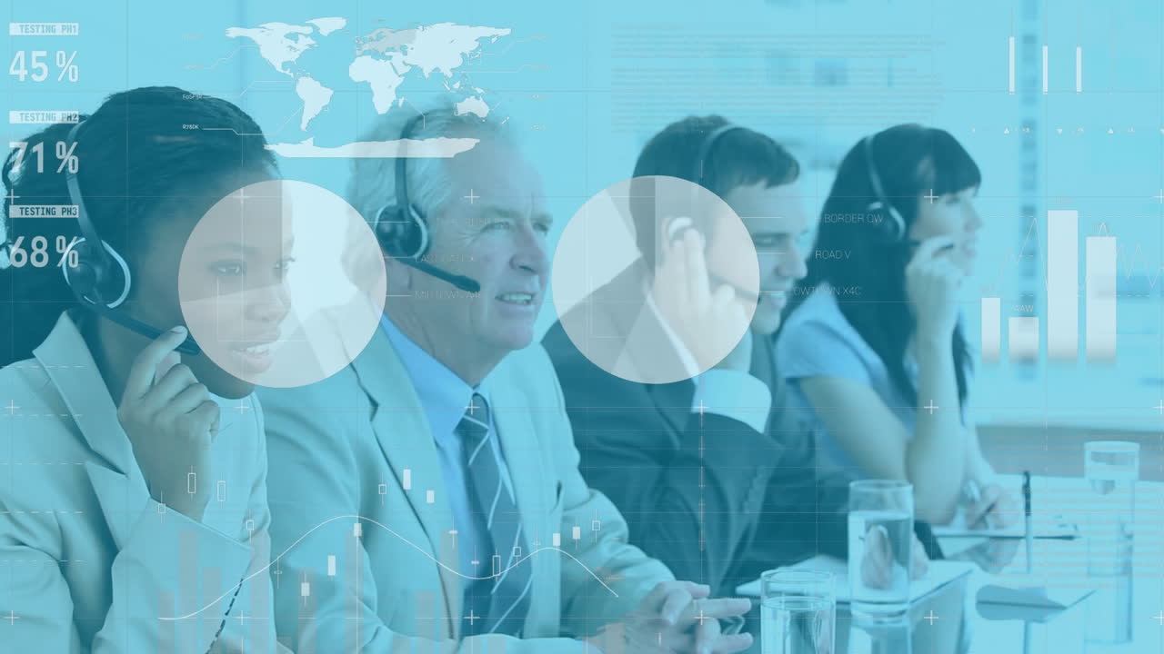 애니메이션 멀티 민족 콜 센터 팀은 사무실에서 기술을 사용하며 통계를 강조합니다.