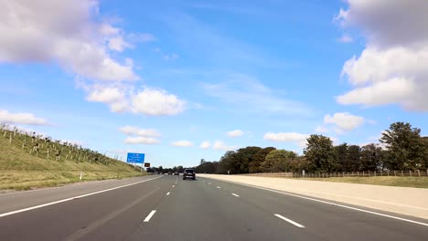 Zeitraffer-Des-Autos-Auf-Der-Britischen-Autobahn-M1-An-Einem-Hellblauen,-Sonnigen,-Warmen-Tag-In-England