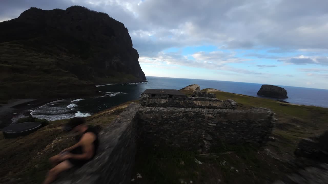 포르투갈 마데라의 포르토 다 크루즈에서 fpv 드론 영상
