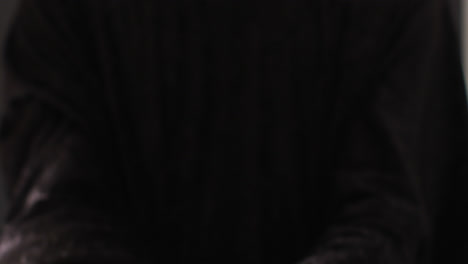 manos orando en fondo negro con espacio para copiar