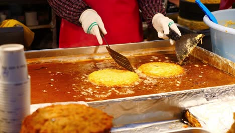 Gwangjang-Market,-Dongdaemun-Market,-oldest-and-largest-traditional-Korean-street-food-market