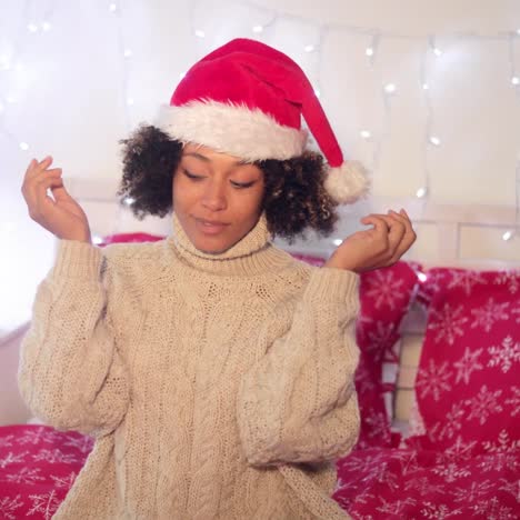 Hübsche-Junge-Frau-Mit-Roter-Weihnachtsmütze