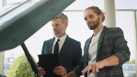 car salesman and customer discussing a vehicle