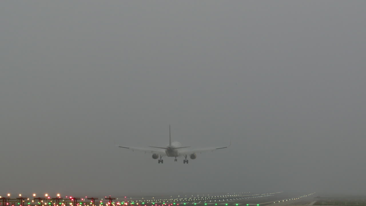 aterrizaje de un avión en una densa niebla