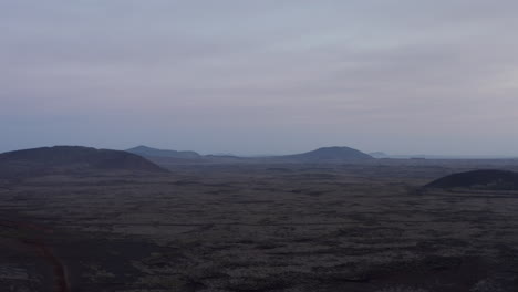 Surreale-Luftbildmondlandschaft-Der-Isländischen-Landschaft.-Vogelperspektive-Erstaunlicher-Blick-Auf-Die-Isländische-Wüstenlandschaft.-Blaues-Licht.-Erstaunlich-In-Der-Natur