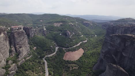 Dramatische-Meteora-Landschaft-Mit-Klöstern-Auf-Den-Klippen