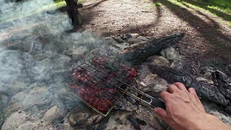 Räucherfleisch-Auf-Kohlen-Am-Lagerfeuer---Zeitlupe