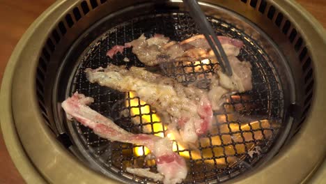 Shabu-shabu,-Plato-De-Estofado-Nabemono-Japonés-De-Carne-En-Rodajas-Finas,-Cocinado-A-La-Parrilla-Con-Llamas-Calientes-Y-Fuego,-Por-Encima-Del-Cierre-Estático