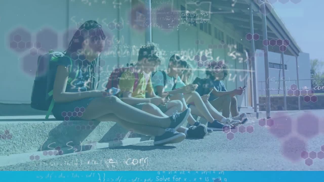 animación de fórmulas matemáticas sobre escolares que utilizan teléfonos inteligentes
