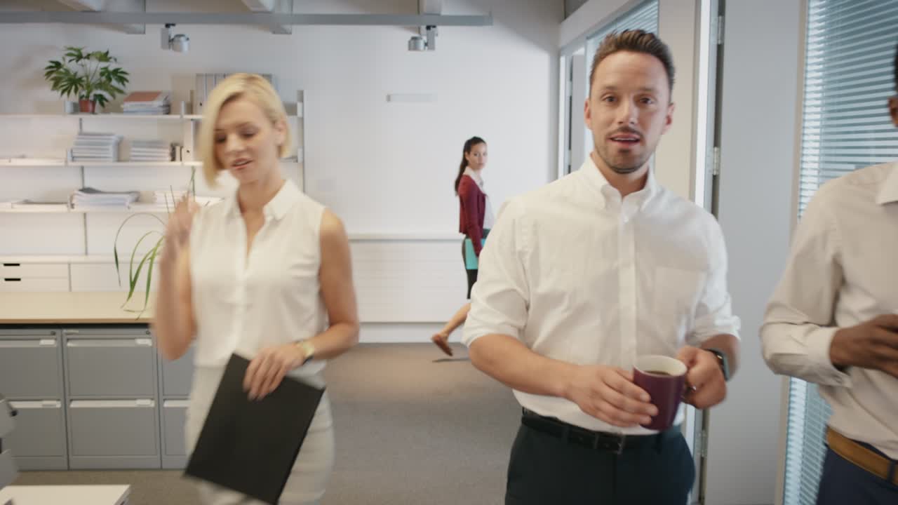 4k видеозапись разнообразной группы бизнесменов, выглядящих завистливо в офисе.
