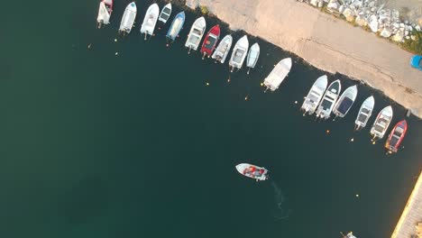 Captura-De-Drones-De-Barcos-Sobre-Un-Pontón-En-Grecia