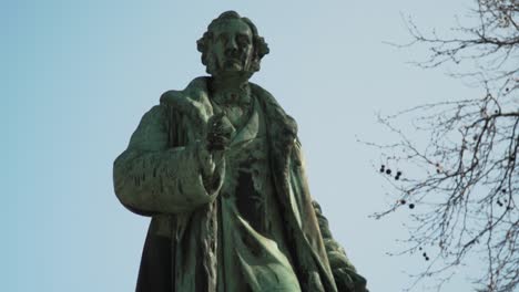 karl karmasch denkmal statue von rathaus in hannover, deutschland - umlaufbahn