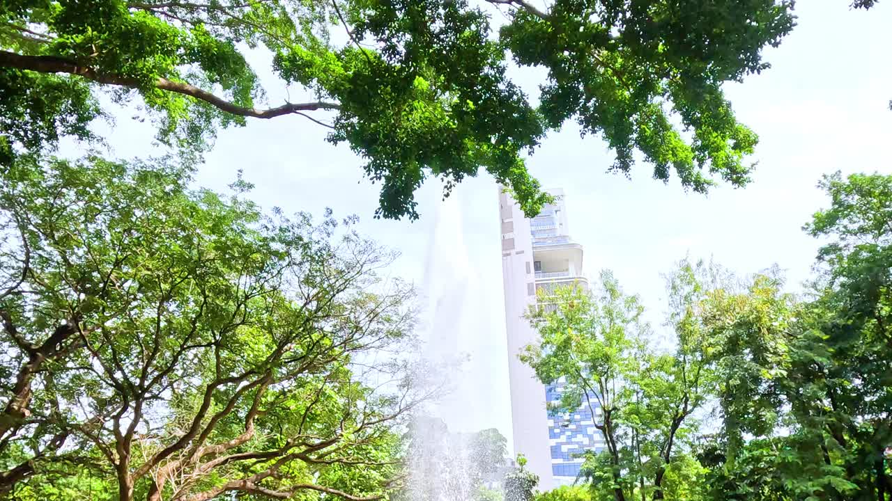 푸른 초원 과 나무 들 가운데 있는 분수