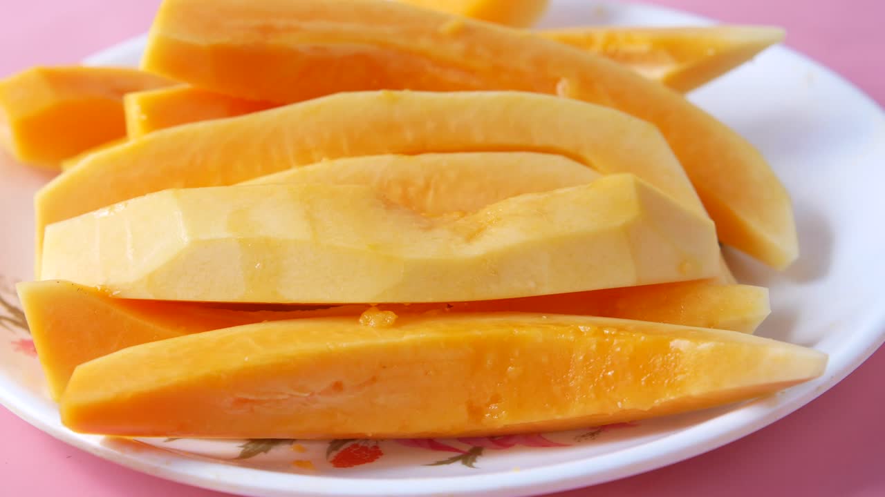 papaya en rodajas en un plato