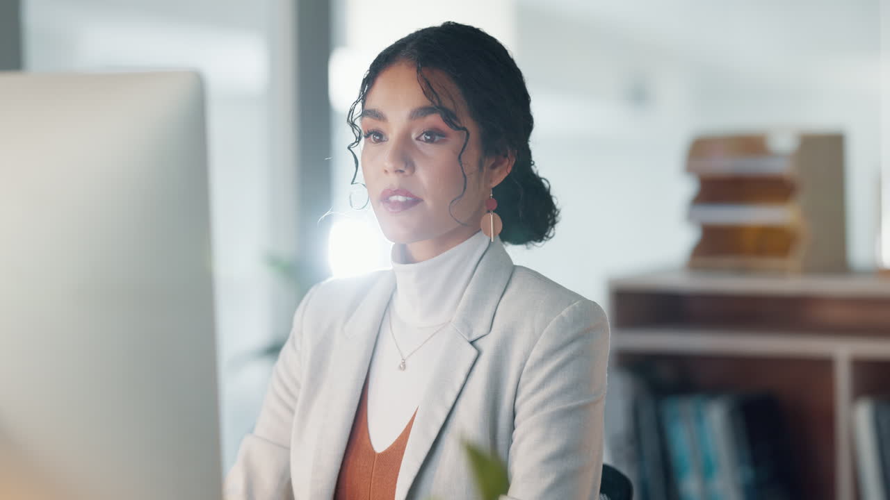 mujer en el escritorio con la computadora