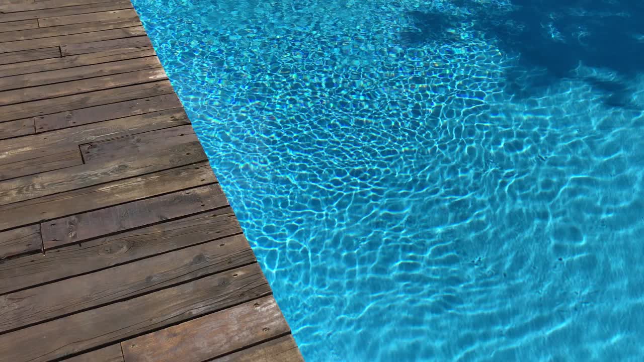 여름 수영장 물 파동 배경