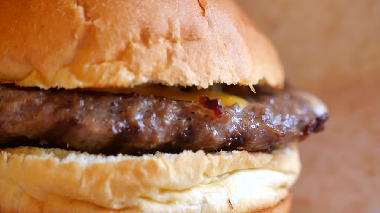 primer plano de una hamburguesa con queso