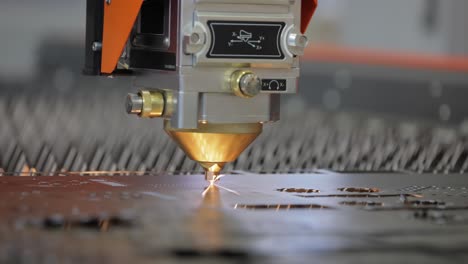 corte láser cnc de metal, tecnología industrial moderna. pequeña profundidad de campo. advertencia - disparo auténtico en condiciones desafiantes.