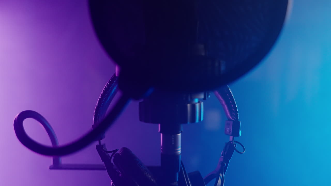 configuración de estudio de grabación profesional con micrófono y auriculares