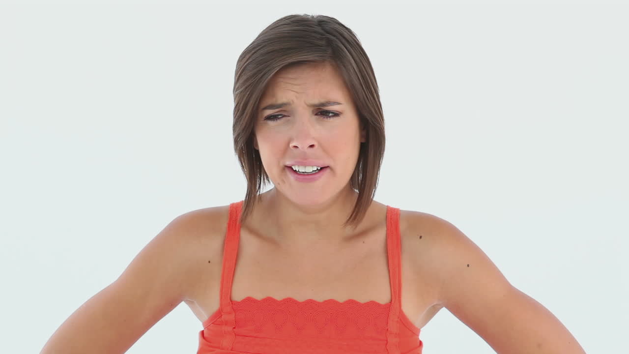 una chica linda bostezando como si estuviera cansada