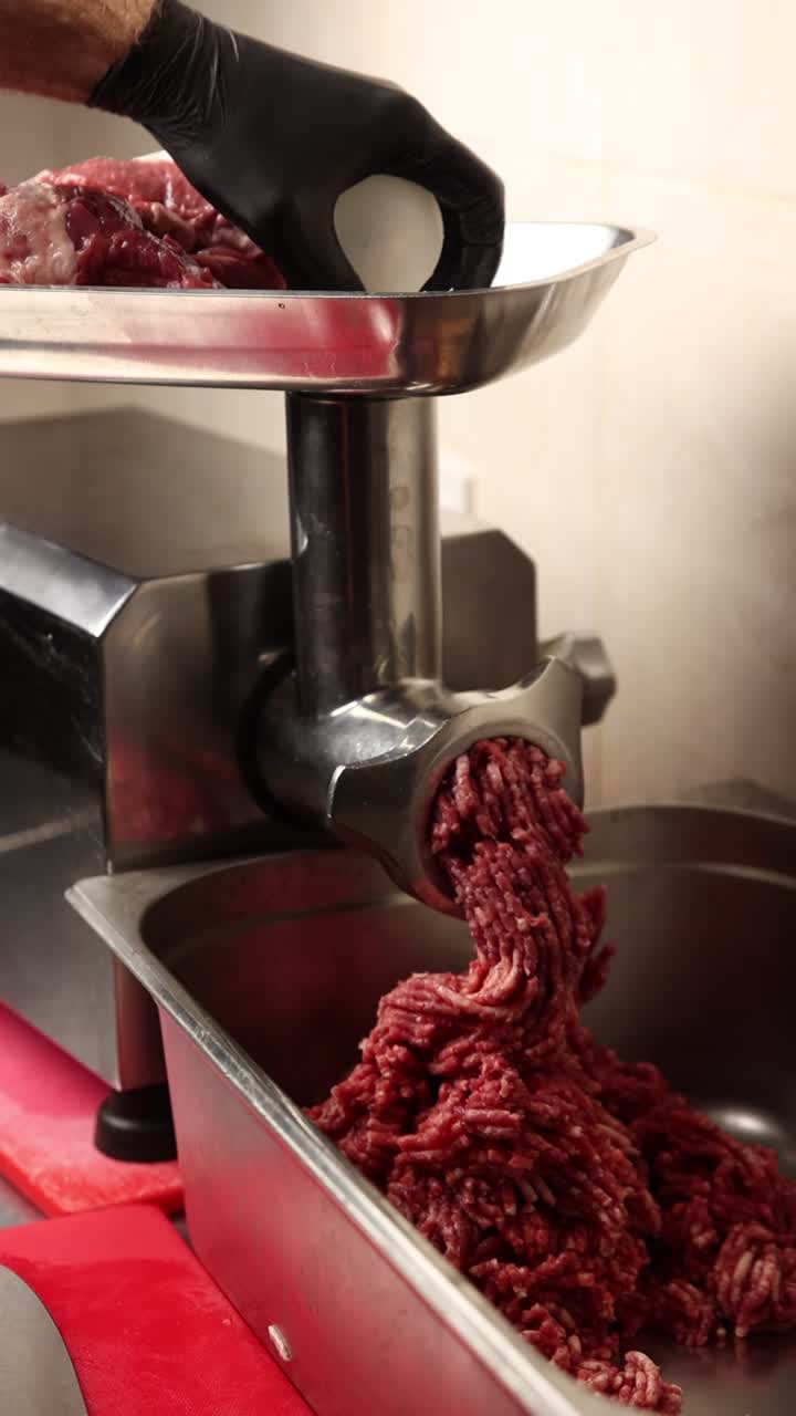 Gros plan d’un hachoir à viande produisant de la viande hachée fraîche