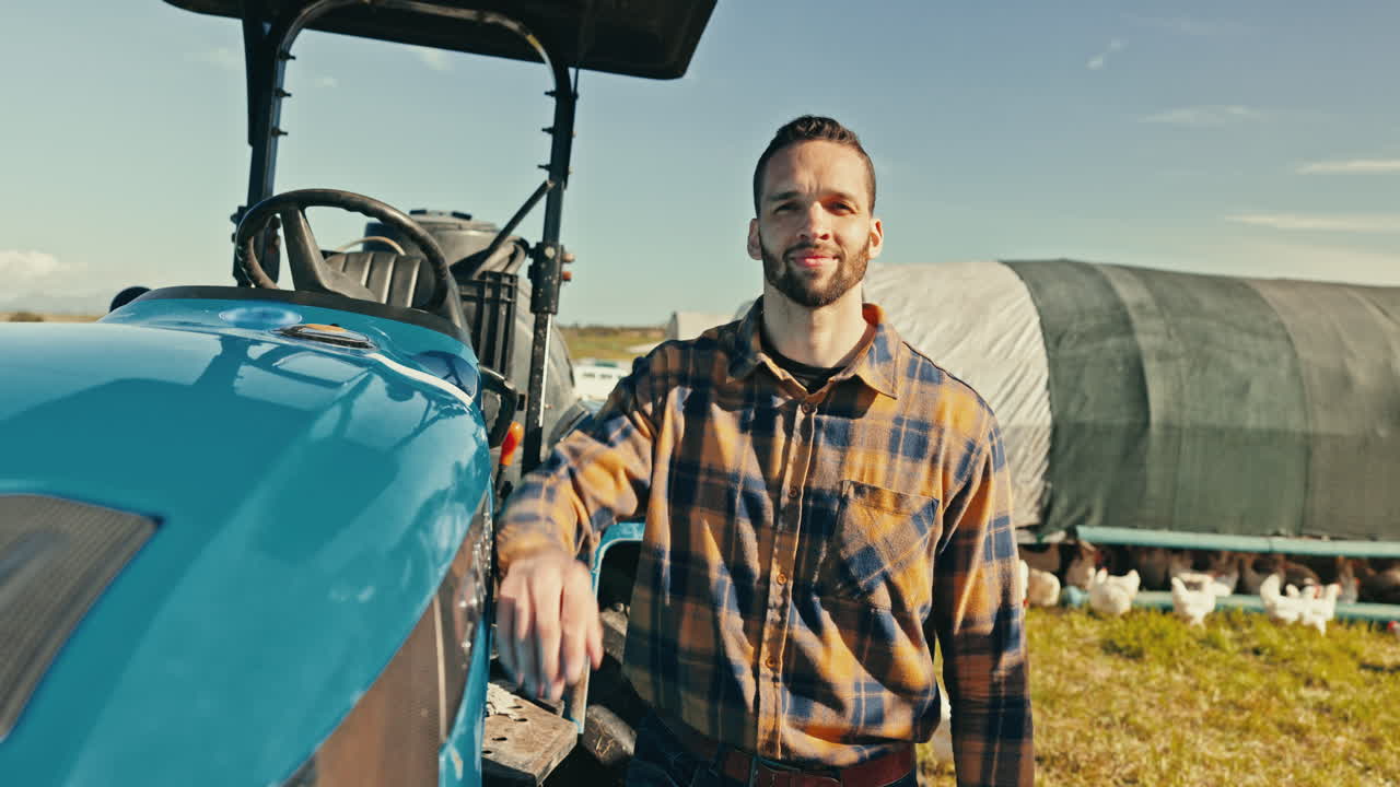 Twarz, traktor i mężczyzna na łonie natury podczas prac rolnych
