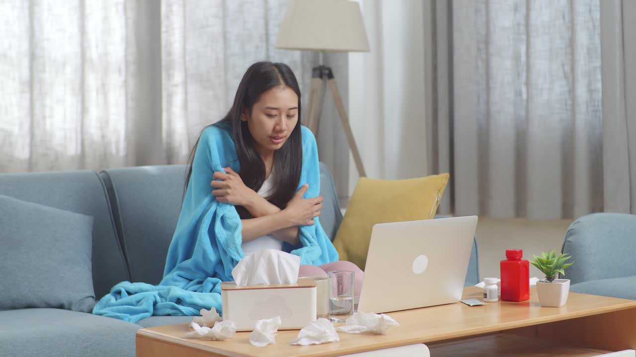 여성이 비디오 통화 중에 기분이 나습니다.