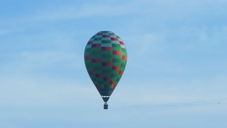 Bunter-Heißluftballon,-Der-Im-Blauen-Himmel-Schwebt,-Vogel,-Der-Durch-Den-Rahmen-Fliegt,-Mittelferner-Schuss