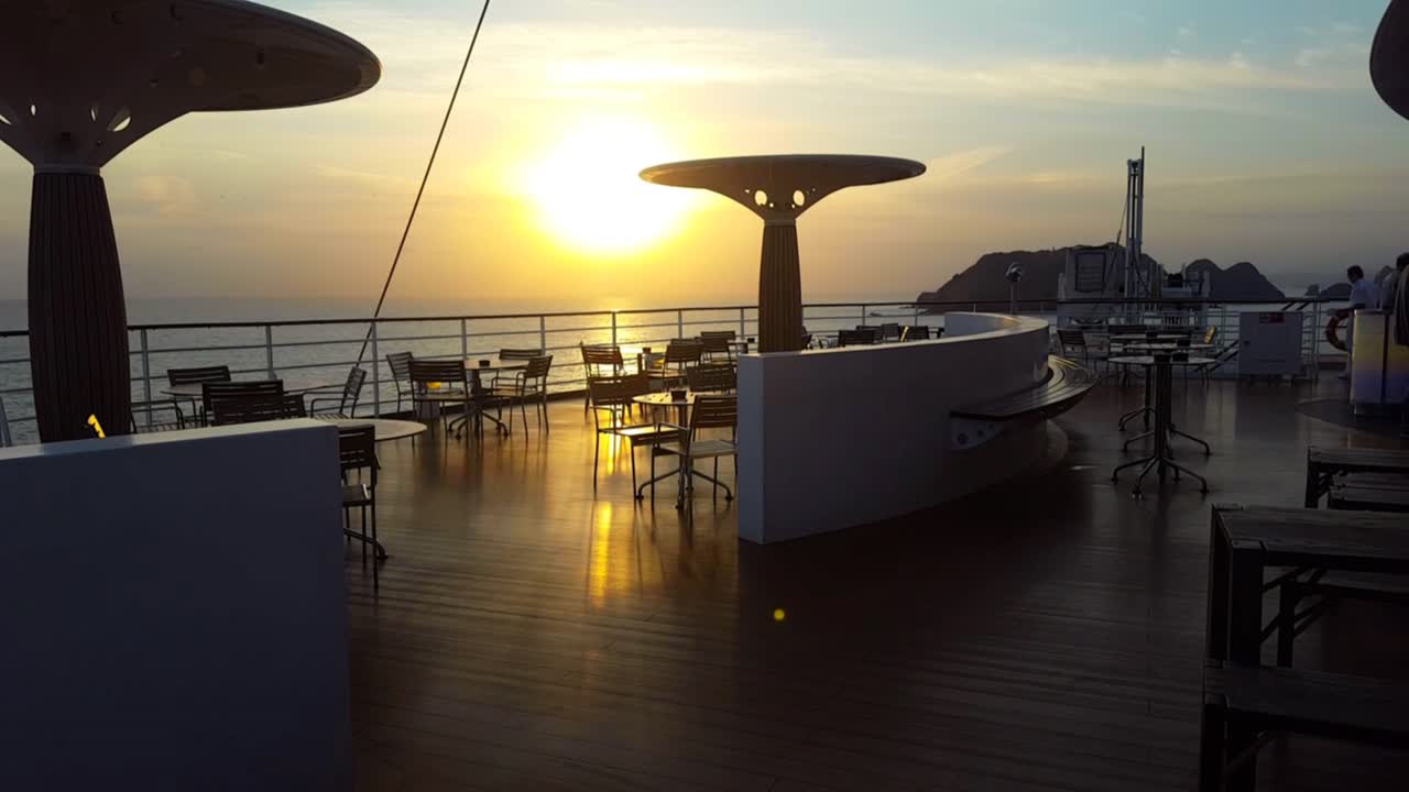 화창한 아침에 바레인의 산들을 보고