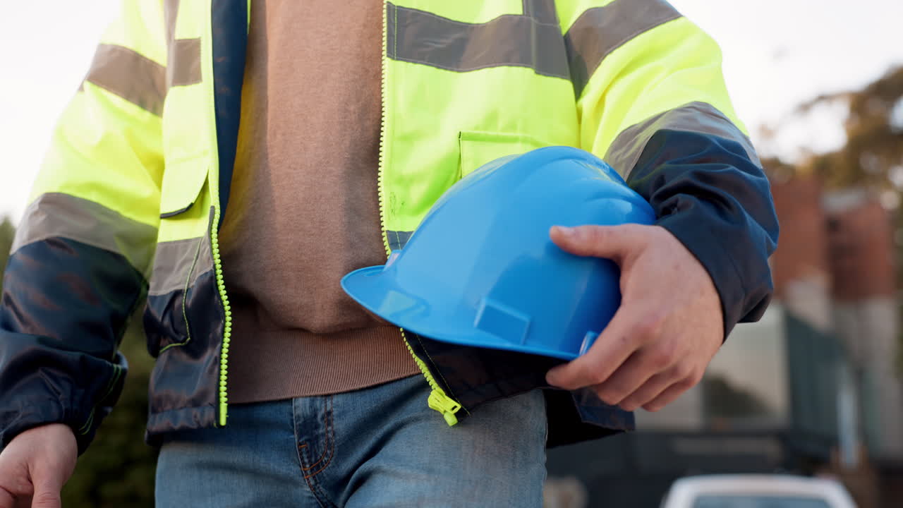 hombre, trabajador de la construcción y casco en la mano