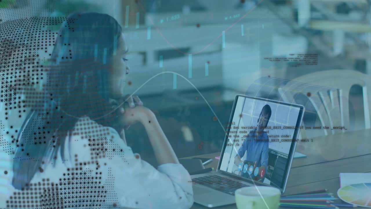 Animation af grafer, globus og data over en kvinde der har et videoopkald på en bærbar computer