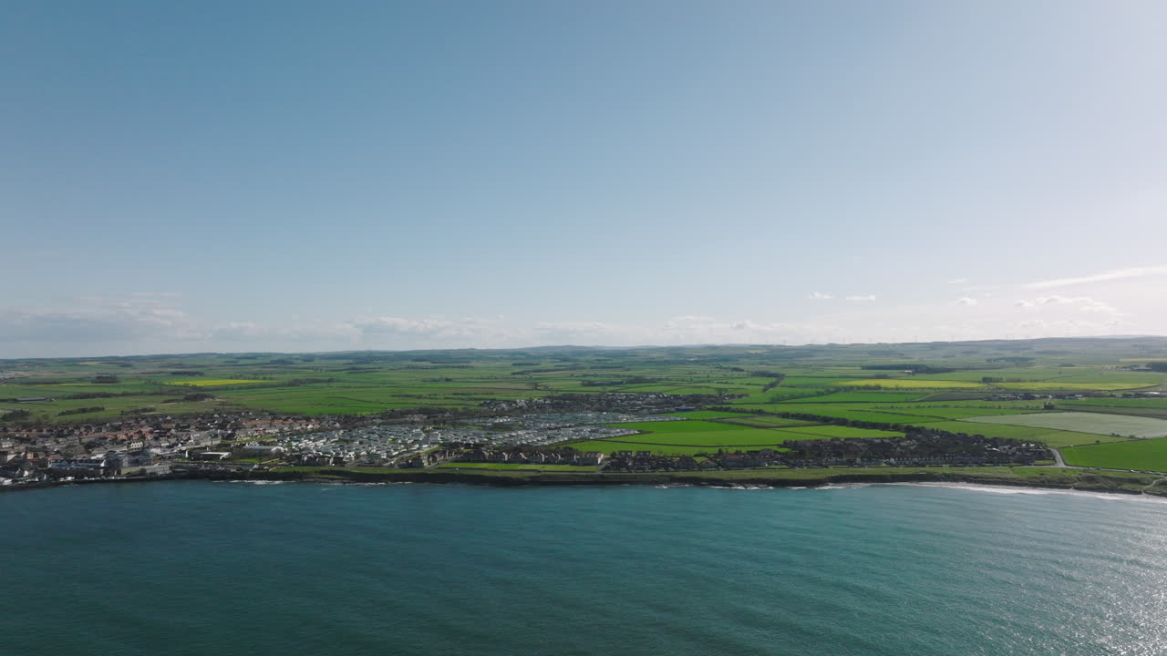 antena estática de 4k de casas de mar, reino unido en una tarde soleada