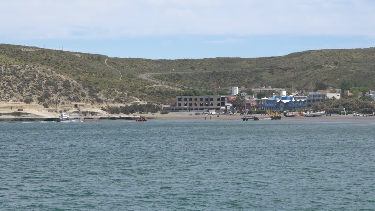 vista de la costa de puerto pirámides, argentina
