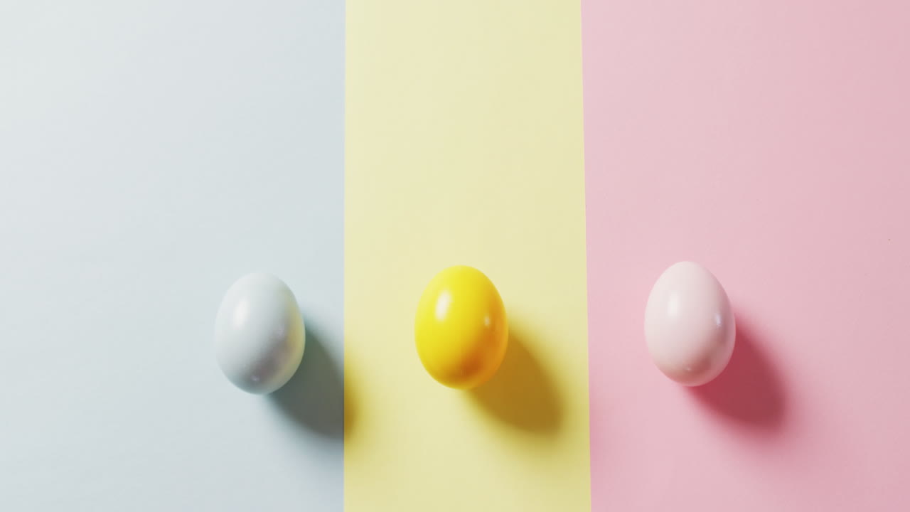 cerca de tres coloridos huevos de pascua en un fondo colorido