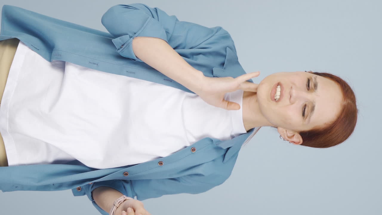 목구 ⁇  통증의 수직 비디오.