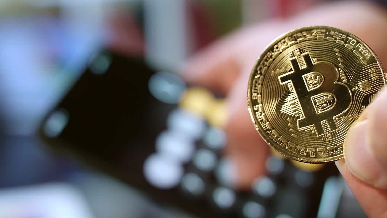 negocio de criptomonedas. cálculo de ganancias. hombre con moneda de bitcoin