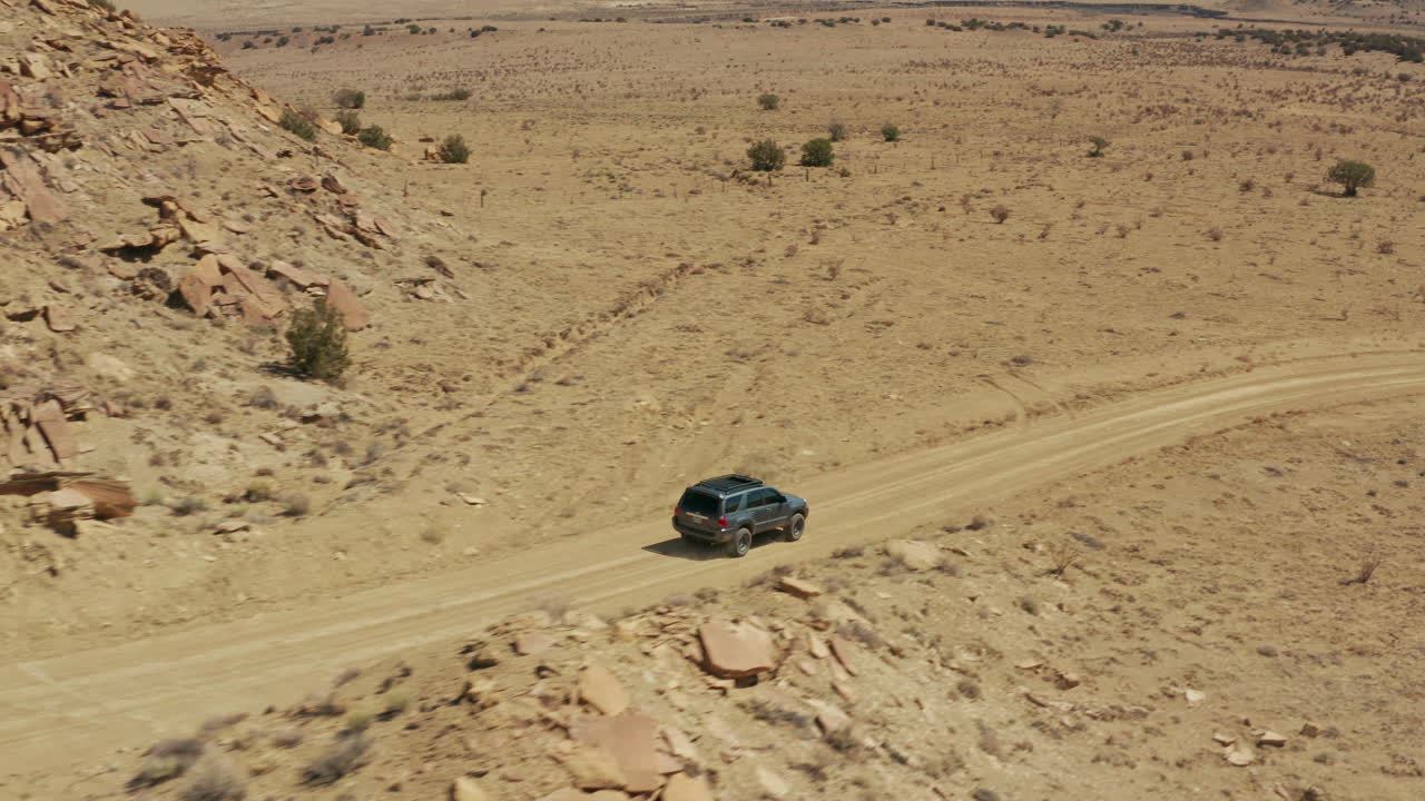 antena siguiente 4x4 toyota 4runner por camino de tierra del desierto en nuevo méxico
