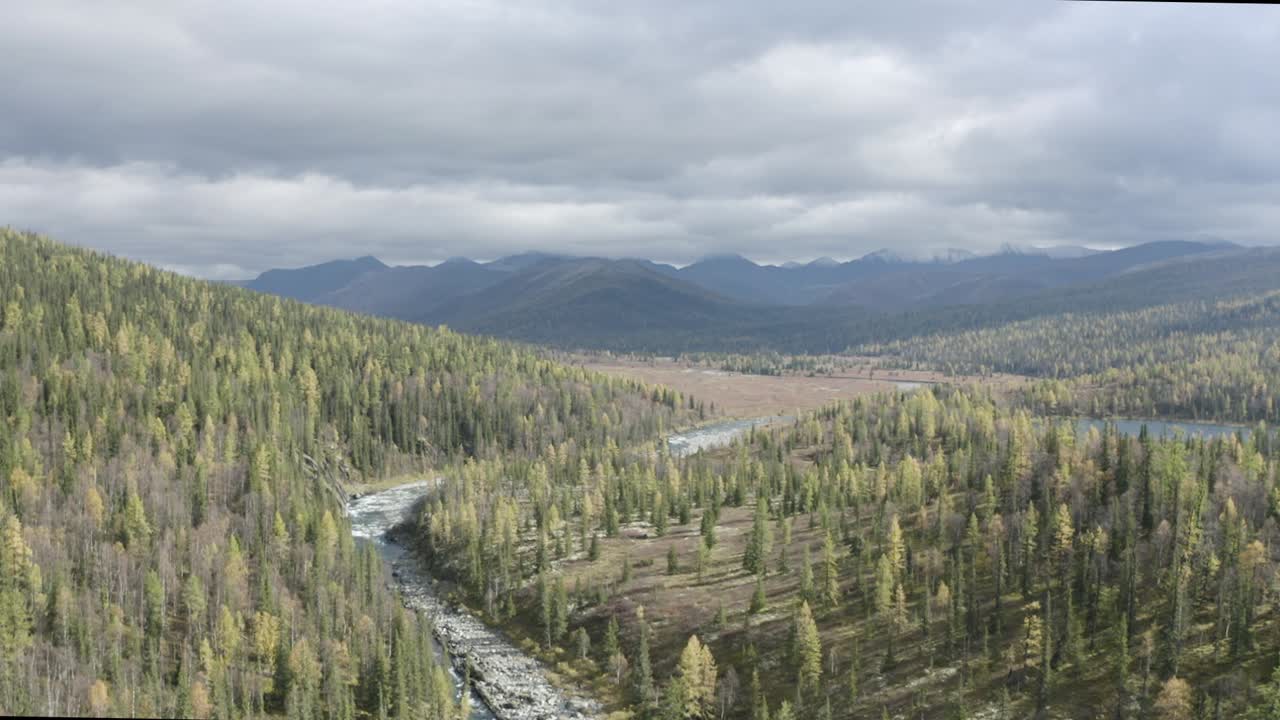 valle del río montañoso en otoño