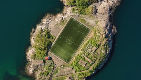 Norwegen-Lofoten-Fußballstadion-In-Henningsvær-Von-Oben.