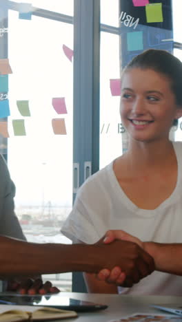 ejecutivos de negocios estrechándose la mano