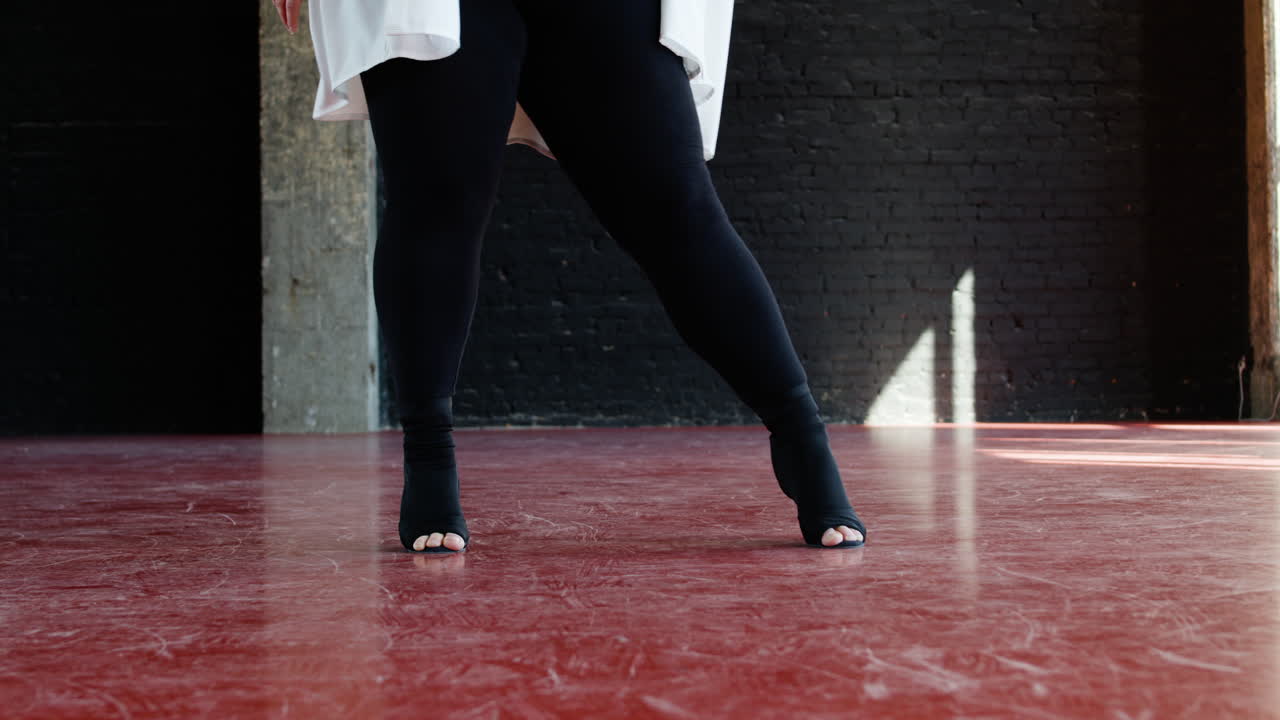 실내에서 춤을 추는 여자