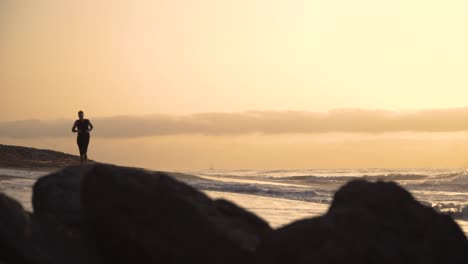 correr por la playa al amanecer